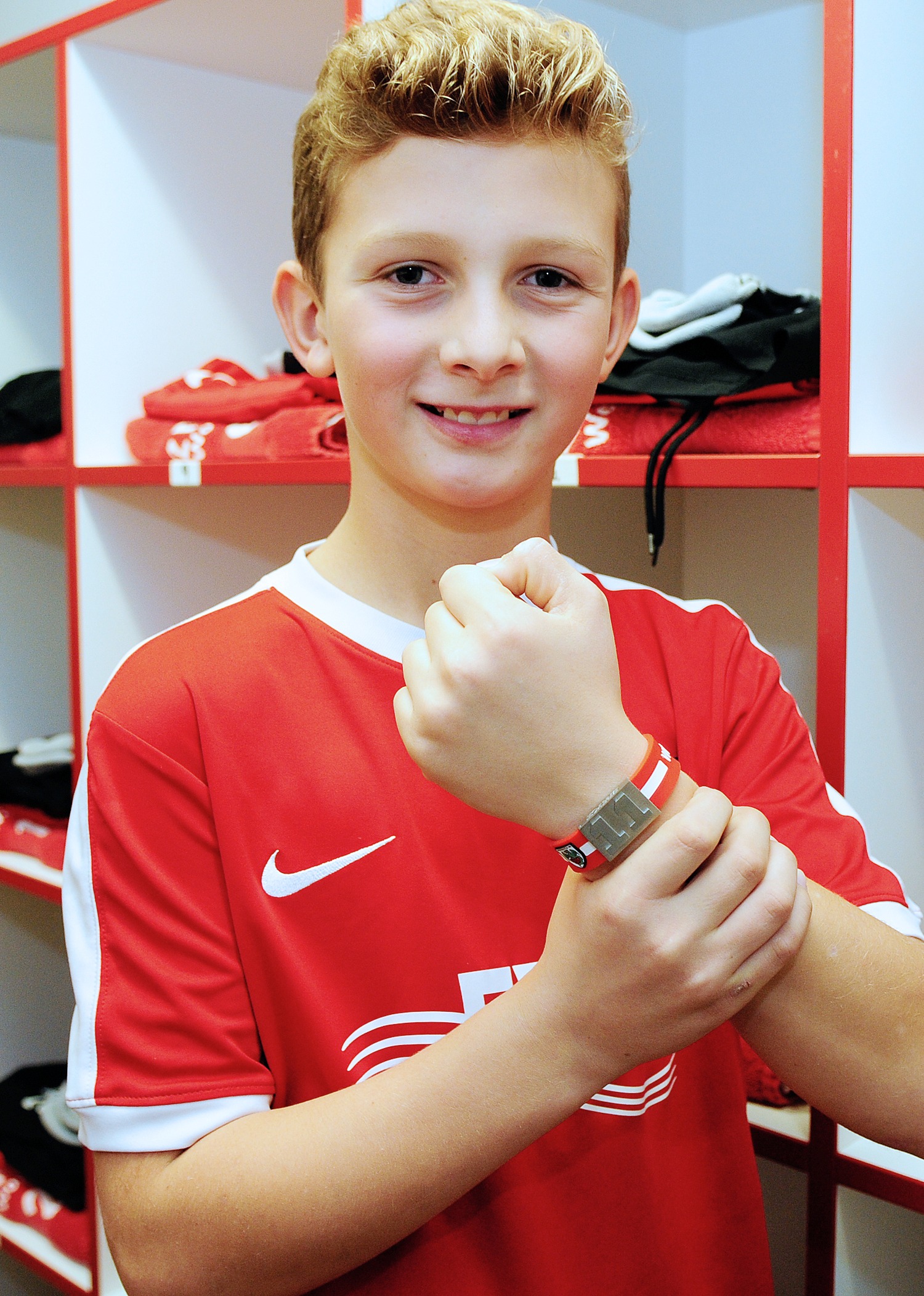 Auch Tim Renz trägt sein neues Wormatia-Fanarmband | Wormatia Worms